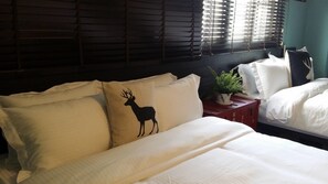 Muebles diferentes, escritorio y cortinas blackout 