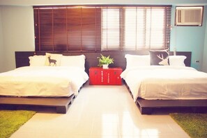 Muebles diferentes, escritorio y cortinas blackout 