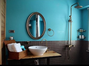 Habitación cuádruple estándar | Baño | Artículos de higiene personal de diseño, secador de pelo y zapatillas