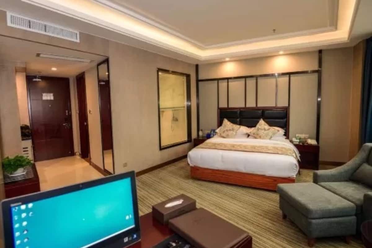 deluxe double room | minibar, desk, blackout curtains, free wifi