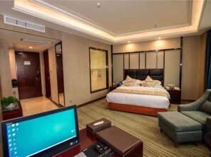 Deluxe Double Room | Minibar, desk, blackout drapes, free WiFi