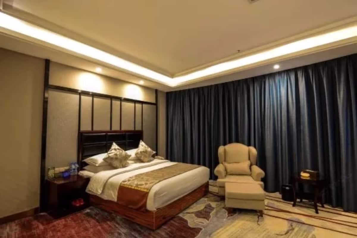 business suite | minibar, desk, blackout curtains, free wifi