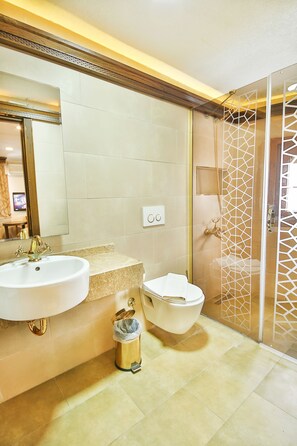 Shower, rainfall showerhead, free toiletries, hair dryer - Kumluk Konak Hotel (Istanbul)