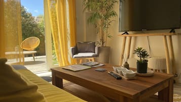 Smart-tv, een dvd-speler en een kantoor