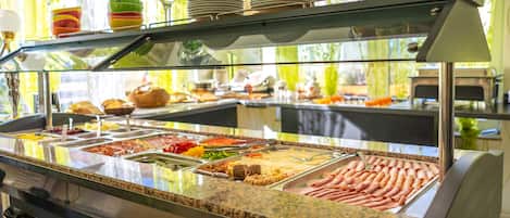 Buffet breakfast on weekends (EUR 9.50 per person)