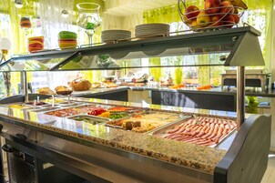 Buffet breakfast on weekends (EUR 9.50 per person)