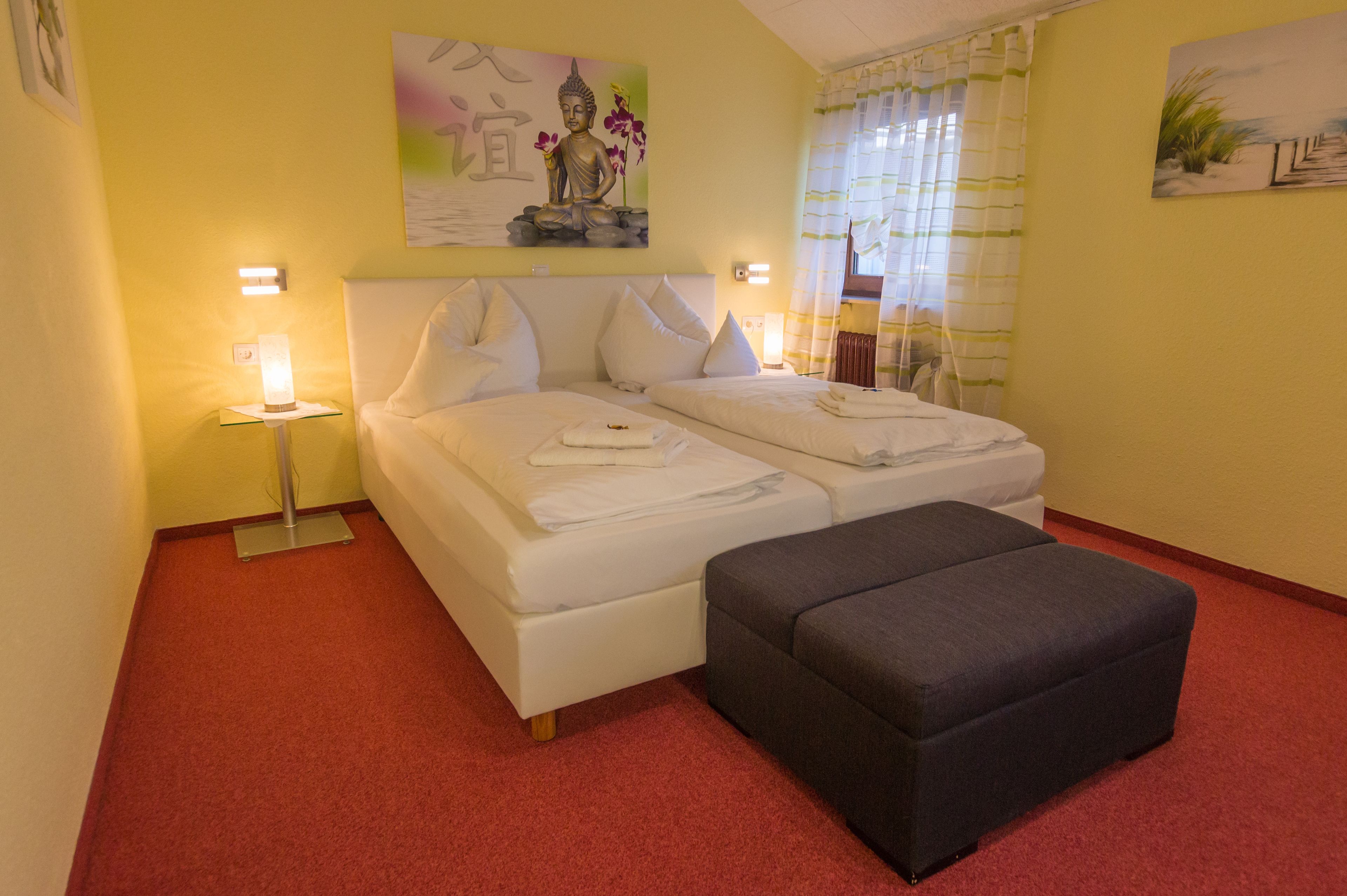 Kahden hengen deluxe-huone (yksi tai kaksi sänkyä) | Ylelliset vuodevaatteet, yksilöllisesti sisustettu