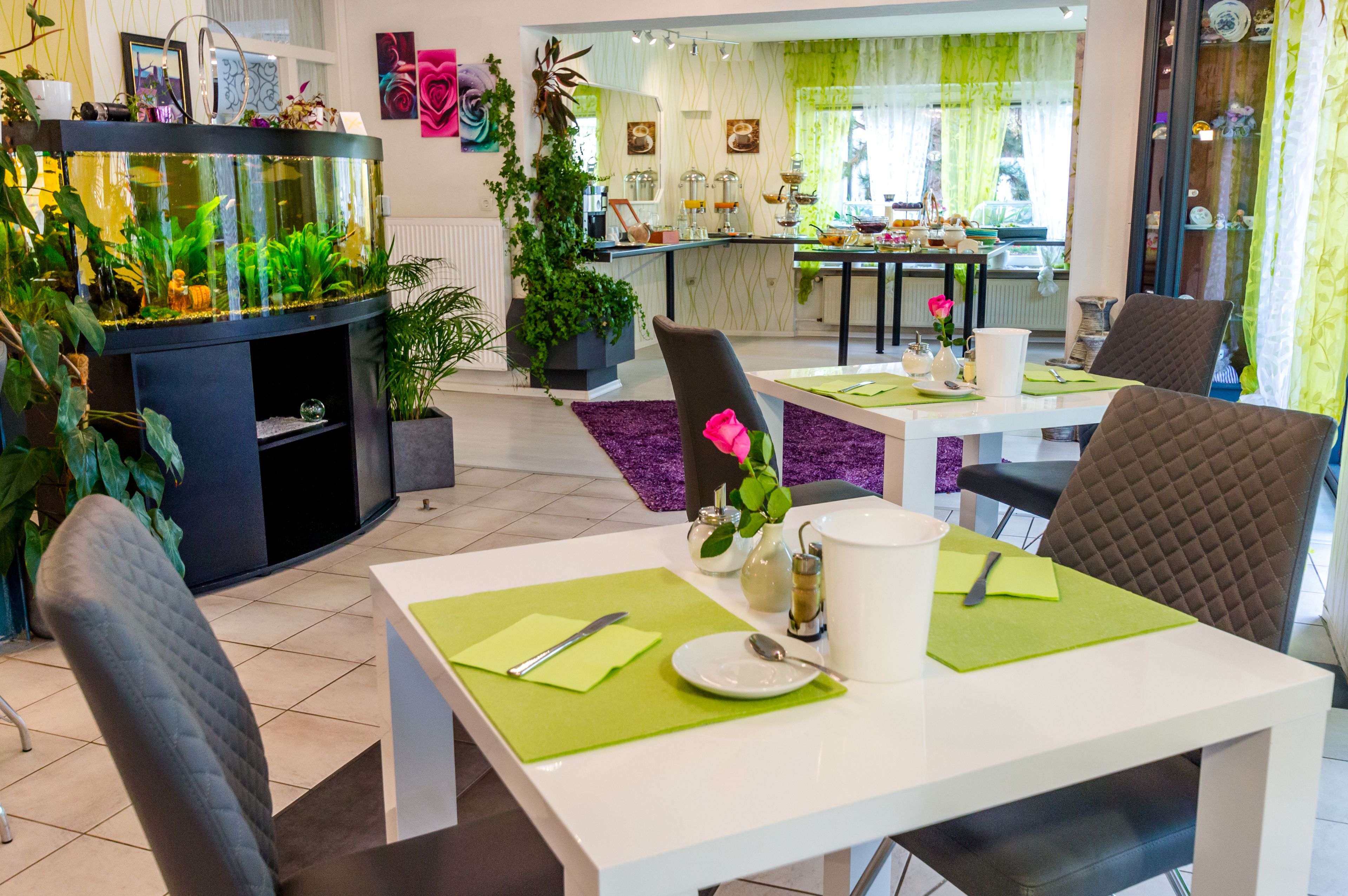 Buffetaamiainen viikonloppuisin (9.50 EUR per henkilö)