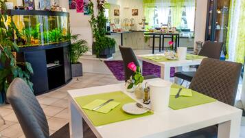 Desayuno buffet los fines de semana (EUR 9.50 por persona)