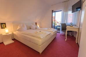 Deluxe Double or Twin Room | Premium bedding, individually decorated, individually furnished, desk - Hotel Rosengarten (Schwaebisch Gmuend)