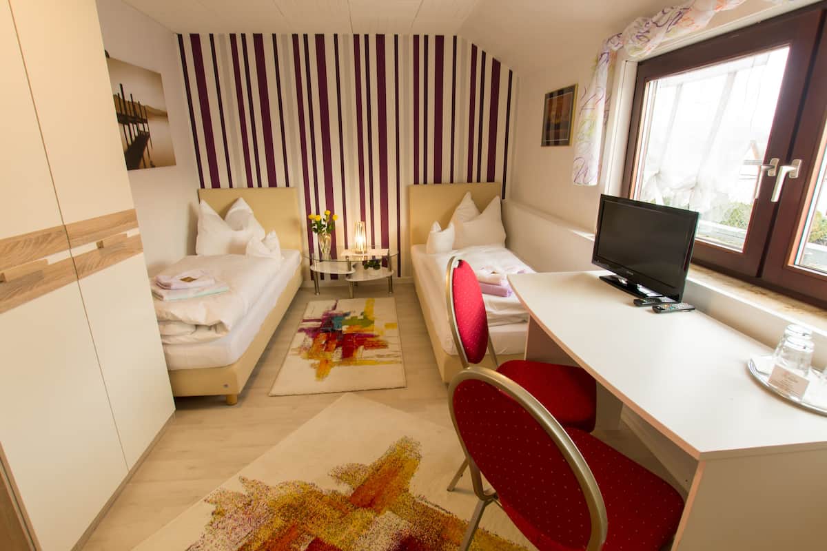 Comfort driepersoonskamer, 3 eenpersoonsbedden, niet-roken | Luxe beddengoed, individueel gedecoreerd, individueel gemeubileerd