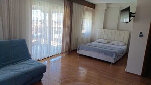 Family Room, Pool View | Premium bedding, soundproofing, iron/ironing board, free WiFi - Sile Dikcati Pansiyon (Sile)