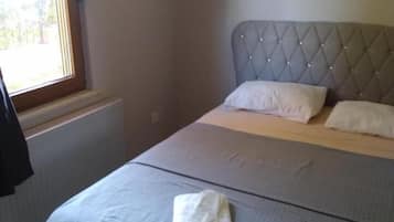 Premium bedding, soundproofing, iron/ironing board, free WiFi