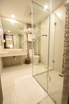 Chambre Exclusive avec lits jumeaux, 2 lits une place | Salle de bain | Douche, serviettes fournies