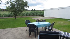 Outdoor dining - Family friendly holiday house, near the beach, pets allowed, for 2-6 pers. (Wurster Nordseeküste)