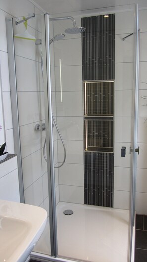Dusche, Haartrockner, Handtücher