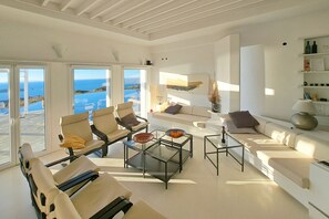 Télévision, cheminée, livres