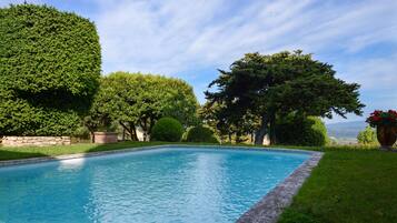 Piscine extérieure, chaises longues