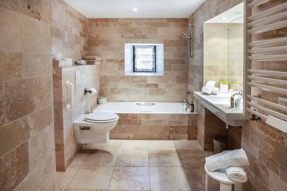 double room, 1 queen bed, ground floor | bathroom | free toiletries, hair dryer, towels