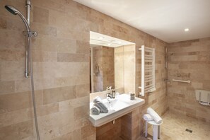 Chambre double, 1 grand lit, rez-de-chaussée | Salle de bain | Articles de toilette (gratuits), séchoir à cheveux, serviettes fournies