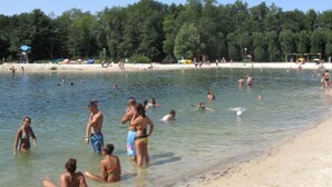 Une plage où l’on peut se baigner et se détendre.