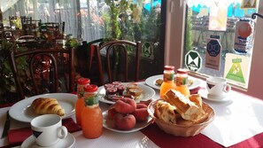 Kontinental frukost varje dag mot avgift
