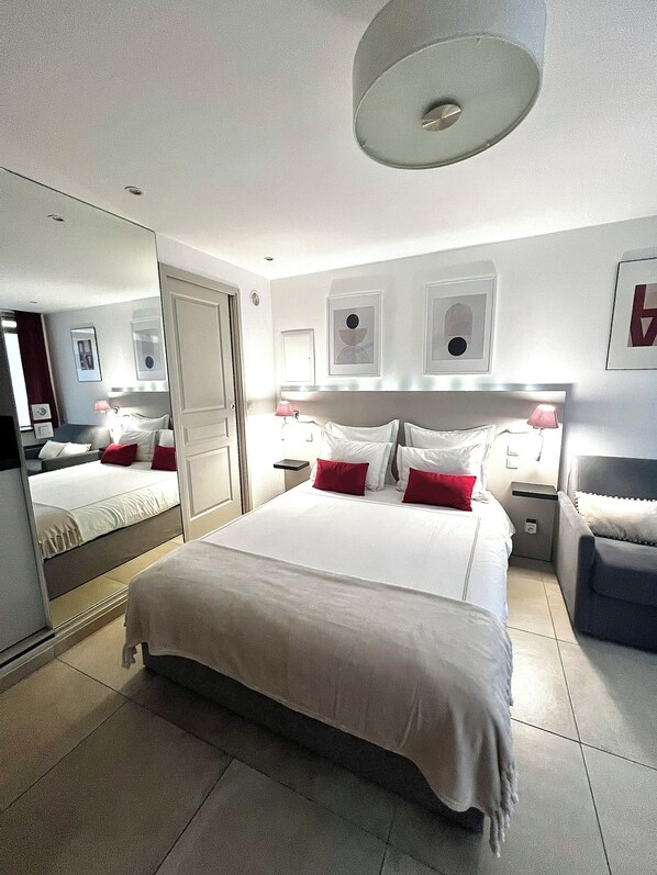 Silitysrauta/-lauta, ilmainen Wi-Fi, vuodevaatteet