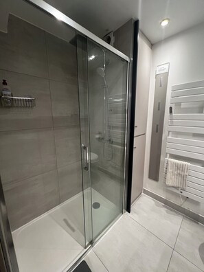 Suihku, hiustenkuivaaja, pyyhkeet, saippua