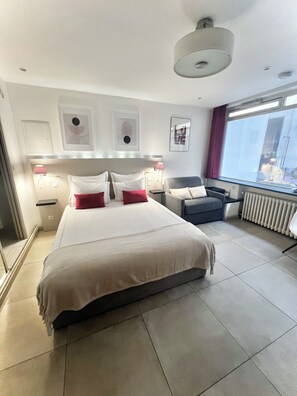 Iron/ironing board, free WiFi, bed sheets - Large and Quiet Studio Fully Renovated & Ideally Located (Paris)