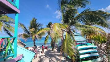 Plage, chaises longues, serviettes de plage