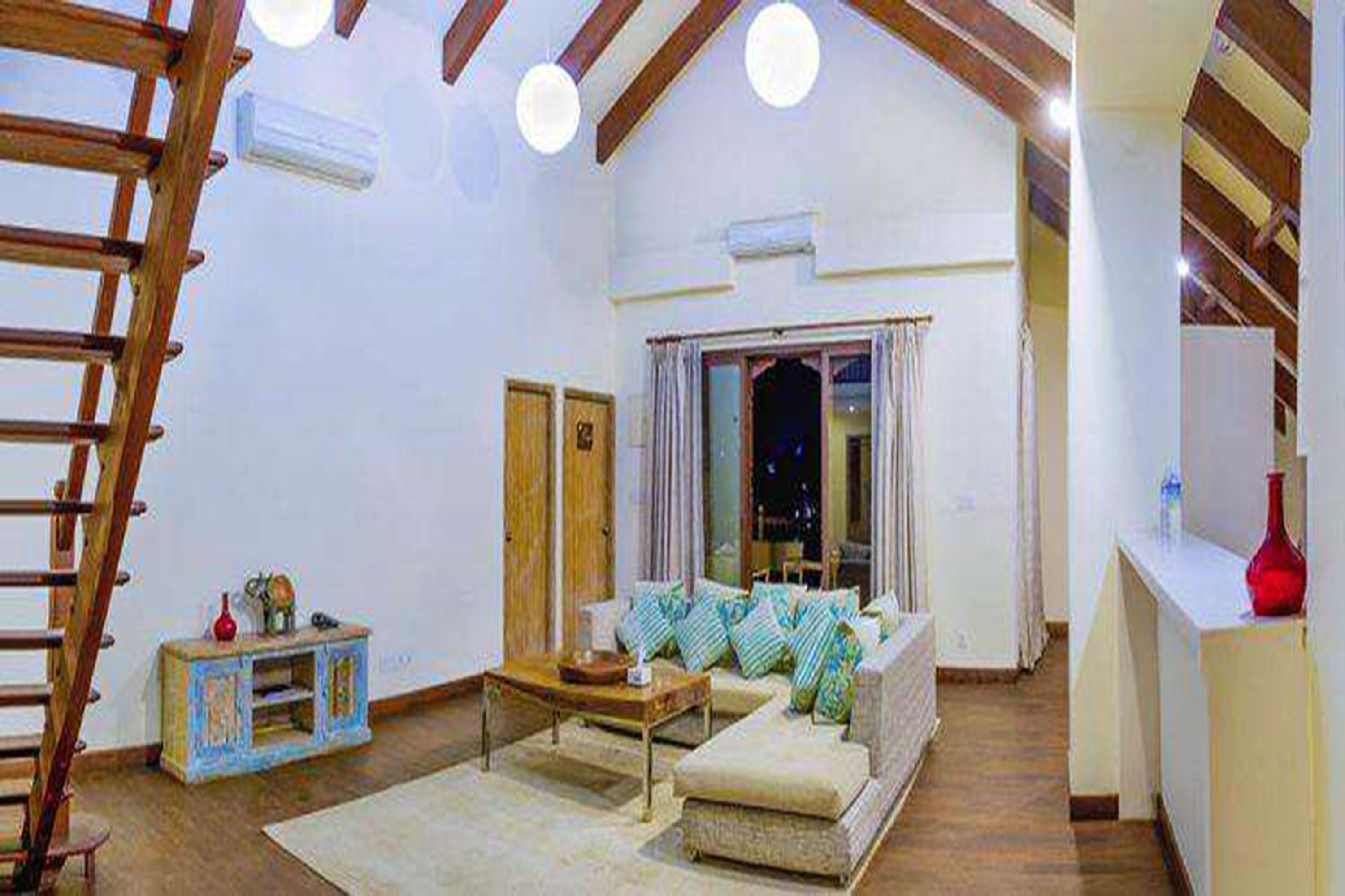 Căn hộ Presidential, 4 phòng ngủ, bếp nhỏ, quang cảnh vườn | Khu phòng khách | TV 