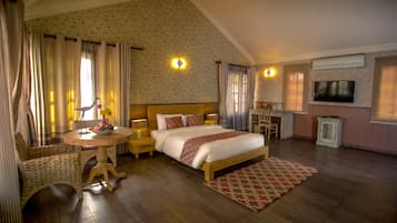 Deluxe Studio, 1 Queen Bed, Smoking, Annex Building | Desk, iron/ironing board, free WiFi