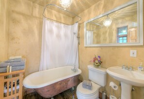 Ensemble douche/baignoire, sèche-cheveux, serviettes fournies