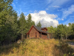 Exterior - Fox Creek cabin in the woods (Victor)
