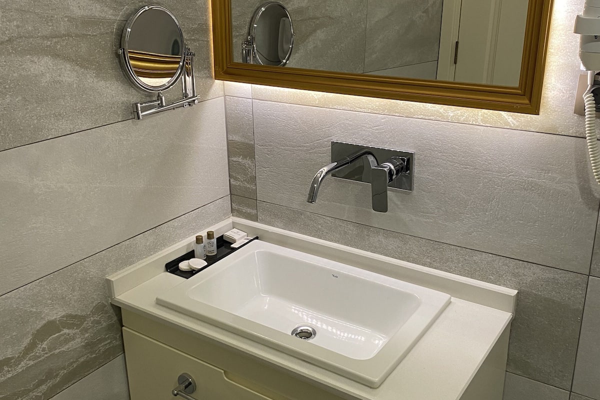 suite, 1 queen bed | bathroom | shower, rainfall showerhead, free toiletries, hair dryer