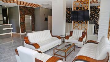 Coin salon dans le hall