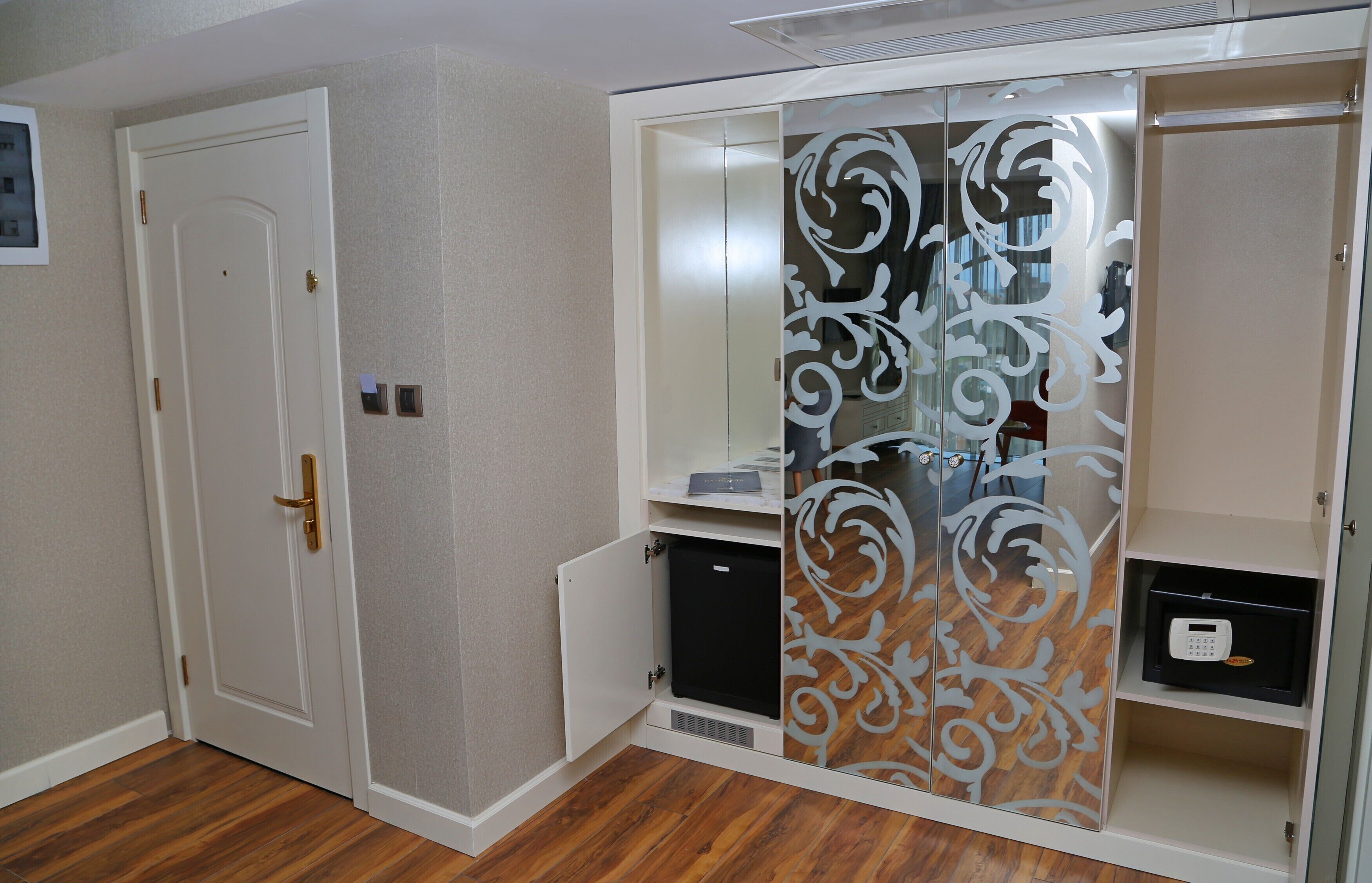 premium bedding, minibar, in-room safe, blackout curtains