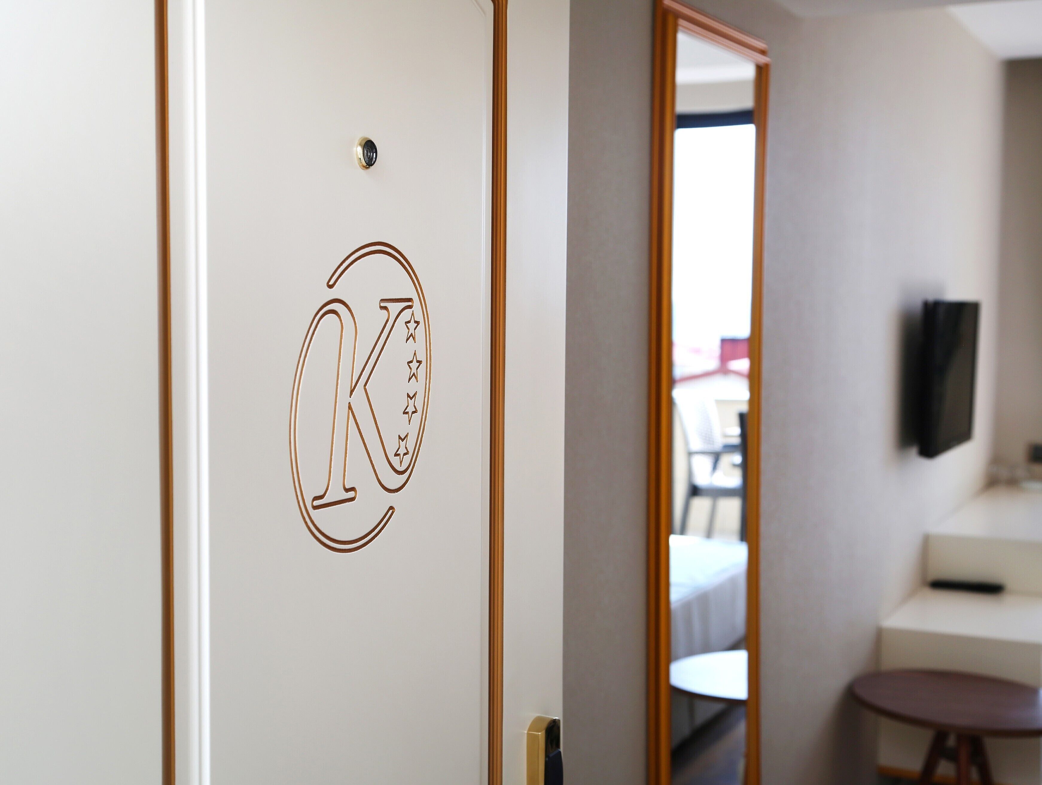 高档床上用品、迷你吧、客房内保险箱、遮光窗帘