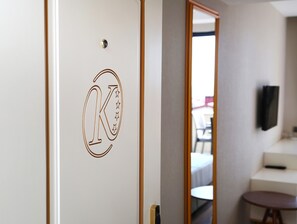 Luxe beddengoed, een minibar, een kluis op de kamer