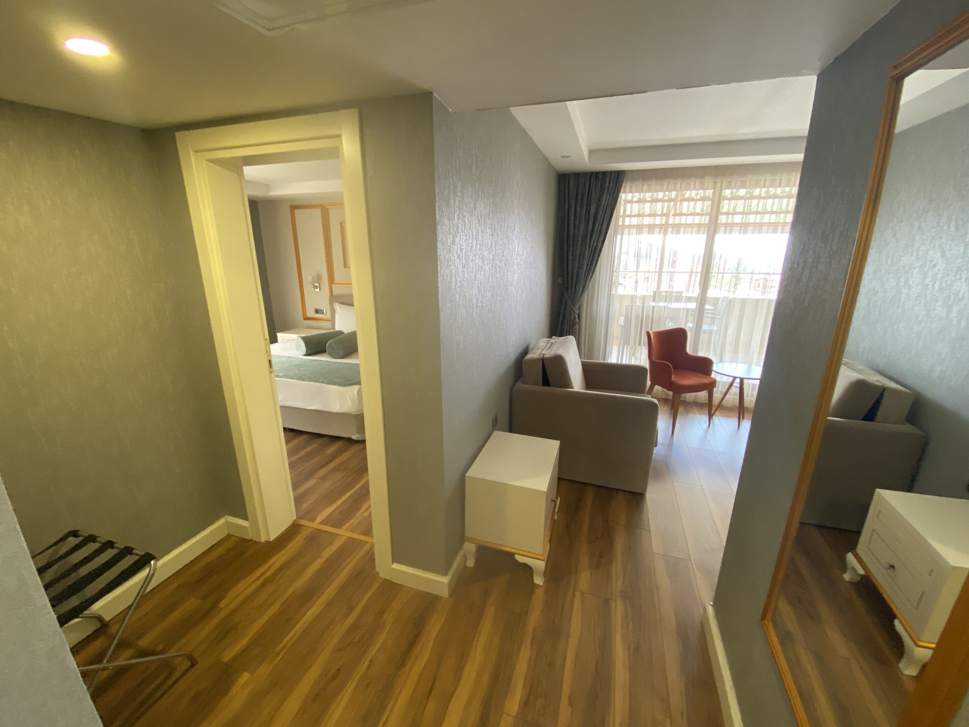 suite, 1 queen bed | premium bedding, minibar, in-room safe, blackout curtains