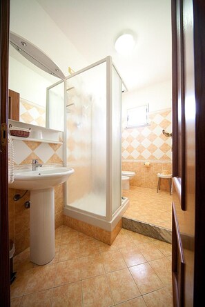 Shower, free toiletries, hair dryer - Hotel Residence Alpa (Reggio Calabria)