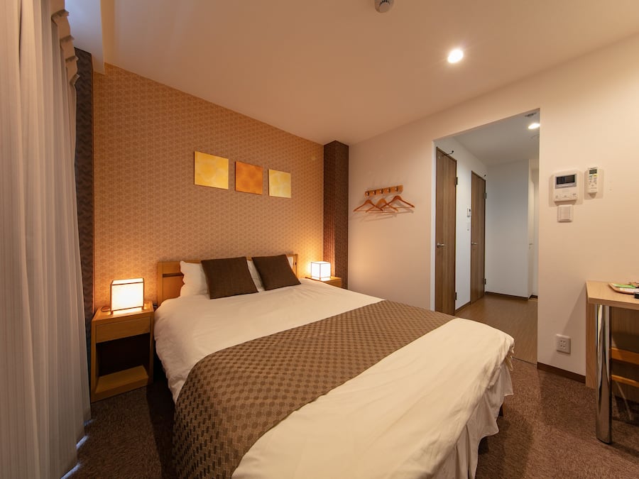 Quarto casal standard | 1 quarto, roupas de cama premium, cofres nos quartos, escrivaninha