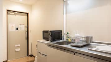 Lemari es, microwave, kompor, dan mesin pencuci piring
