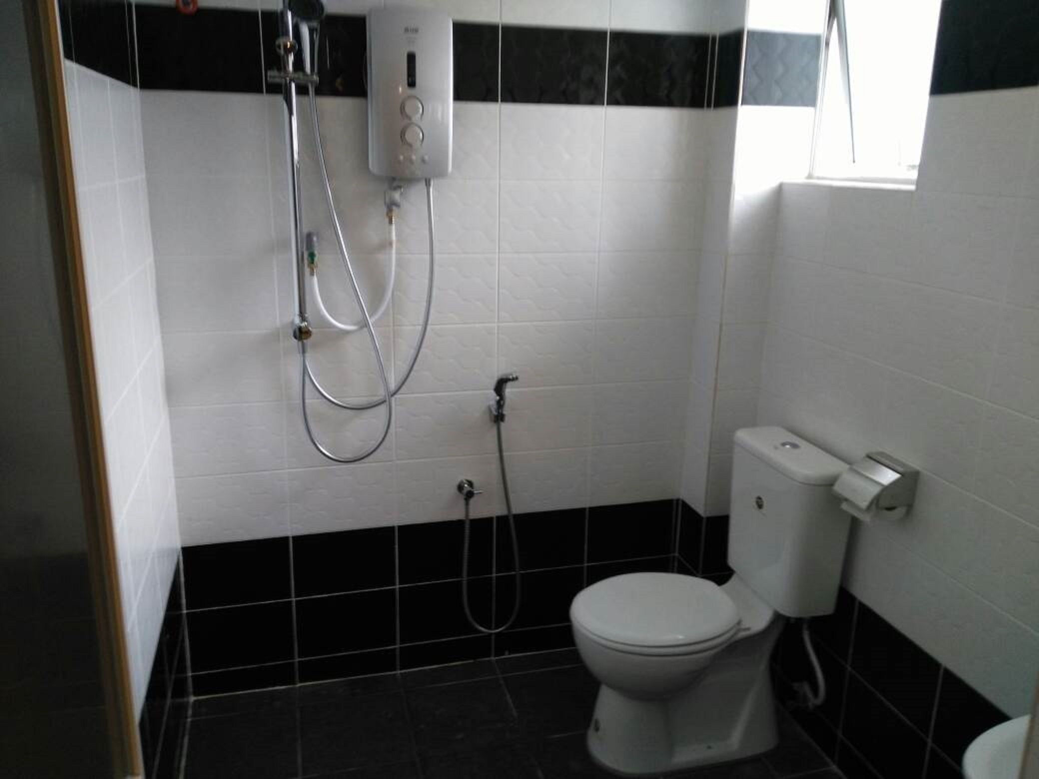 Ducha, artículos de tocador gratuitos, toallas