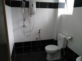 Ducha, artículos de higiene personal gratuitos y toallas