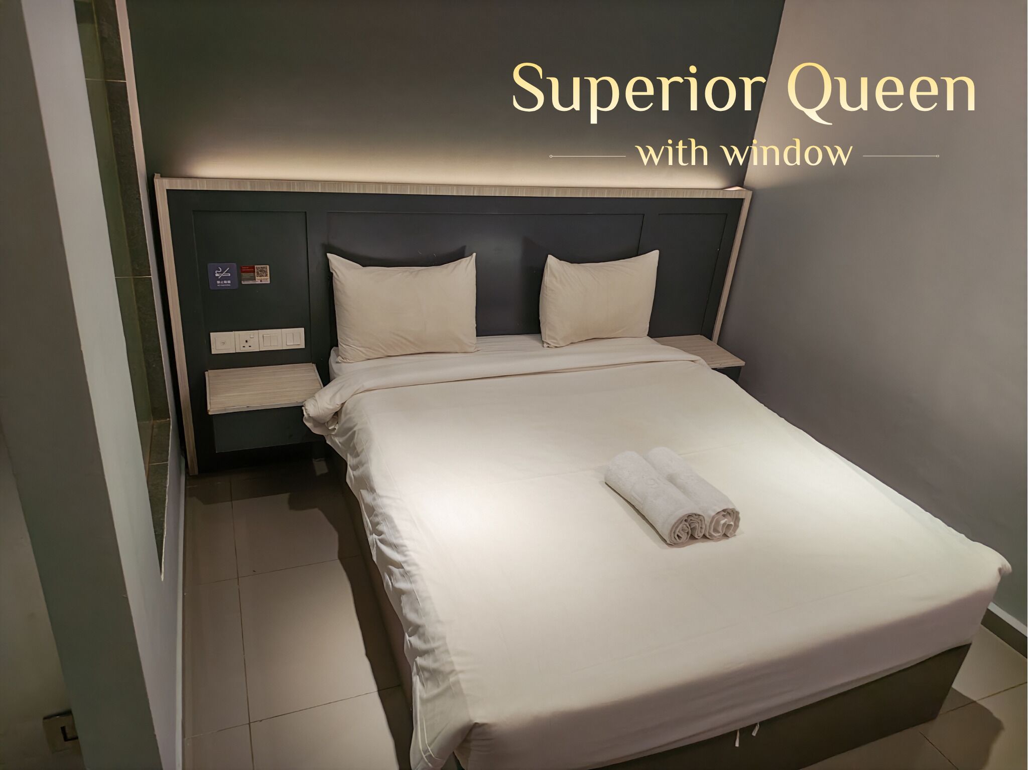 Rom – superior (Queen with Window) | Safe på rommet, skrivebord, strykejern/-brett og wi-fi (inkludert)
