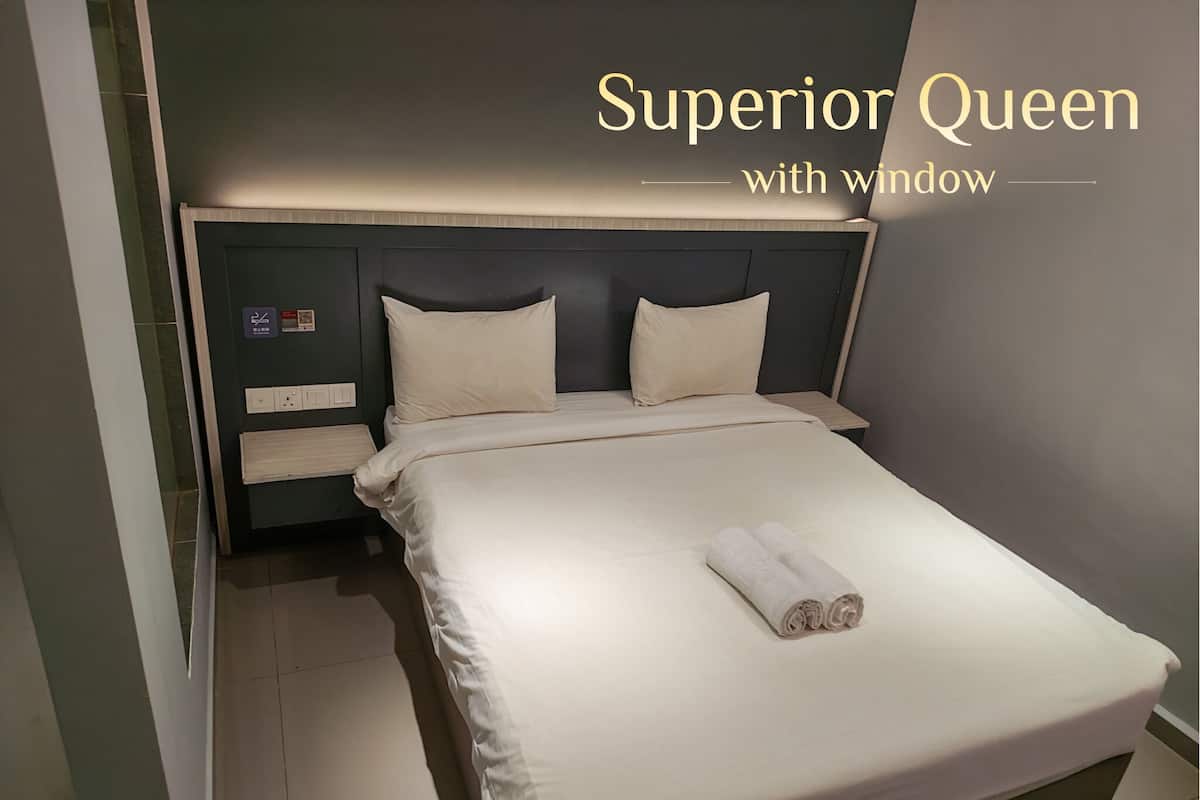 Chambre Supérieure (Queen with Window) | Coffres-forts dans les chambres, bureau, fer et planche à repasser