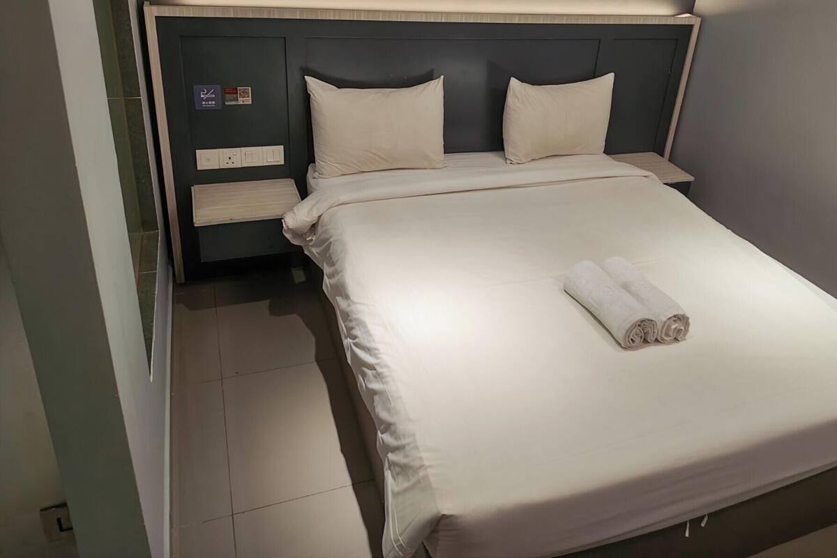 Superior Queen with Window  | In-room safe, desk, iron/ironing board (on request), WiFi (free)