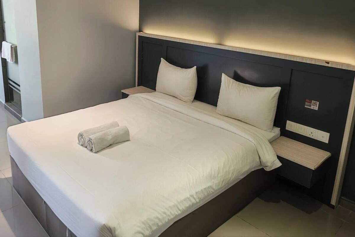 Deluxe Queen | In-room safe, desk, iron/ironing board (on request), WiFi (free)