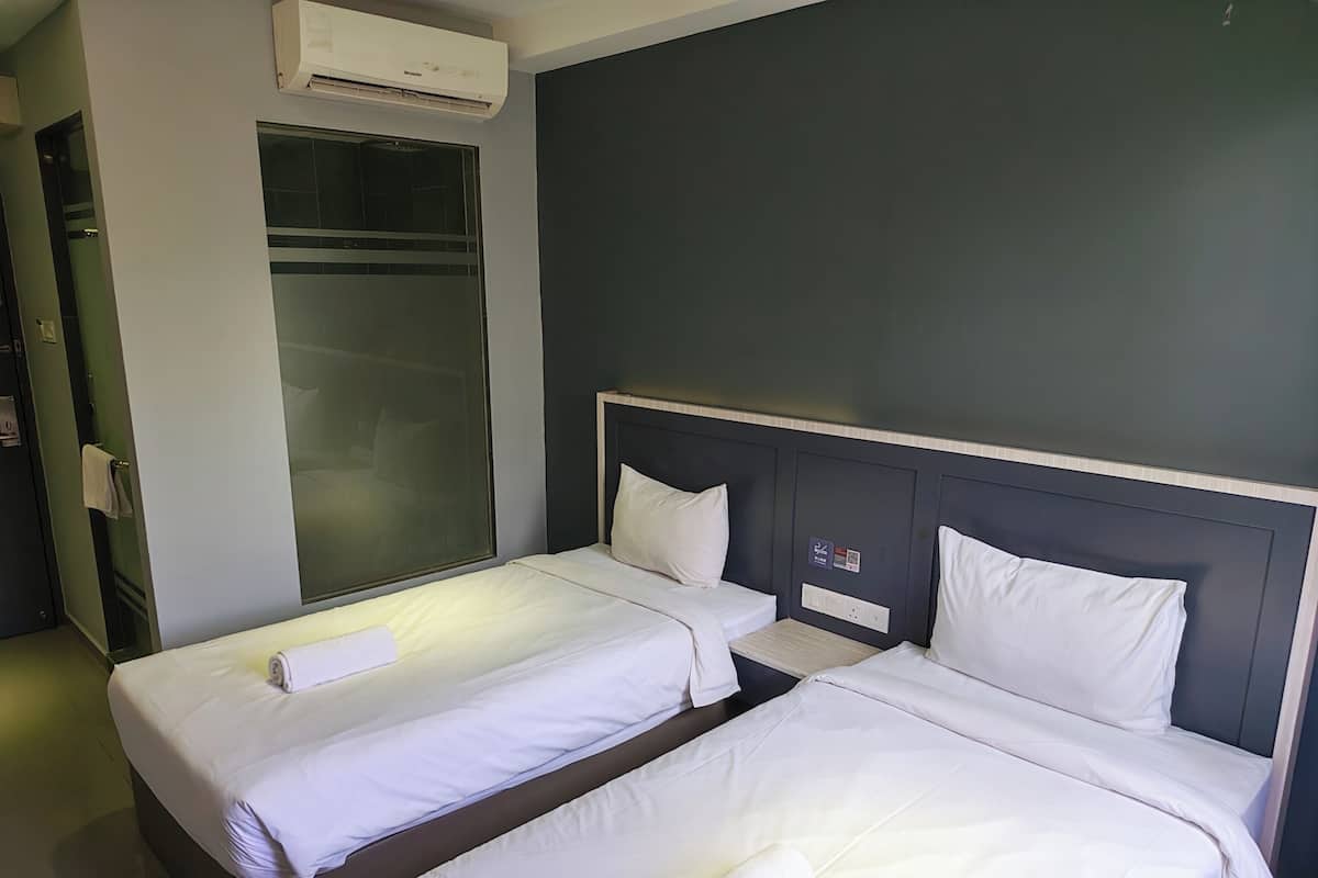 Chambre Deluxe (Twin Single with Window) | Coffres-forts dans les chambres, bureau, fer et planche à repasser